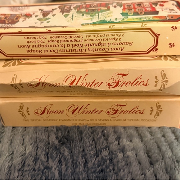 Four sets of Christmas Avon soaps, plus orchid soap selling altogether - Picture 3 of 8